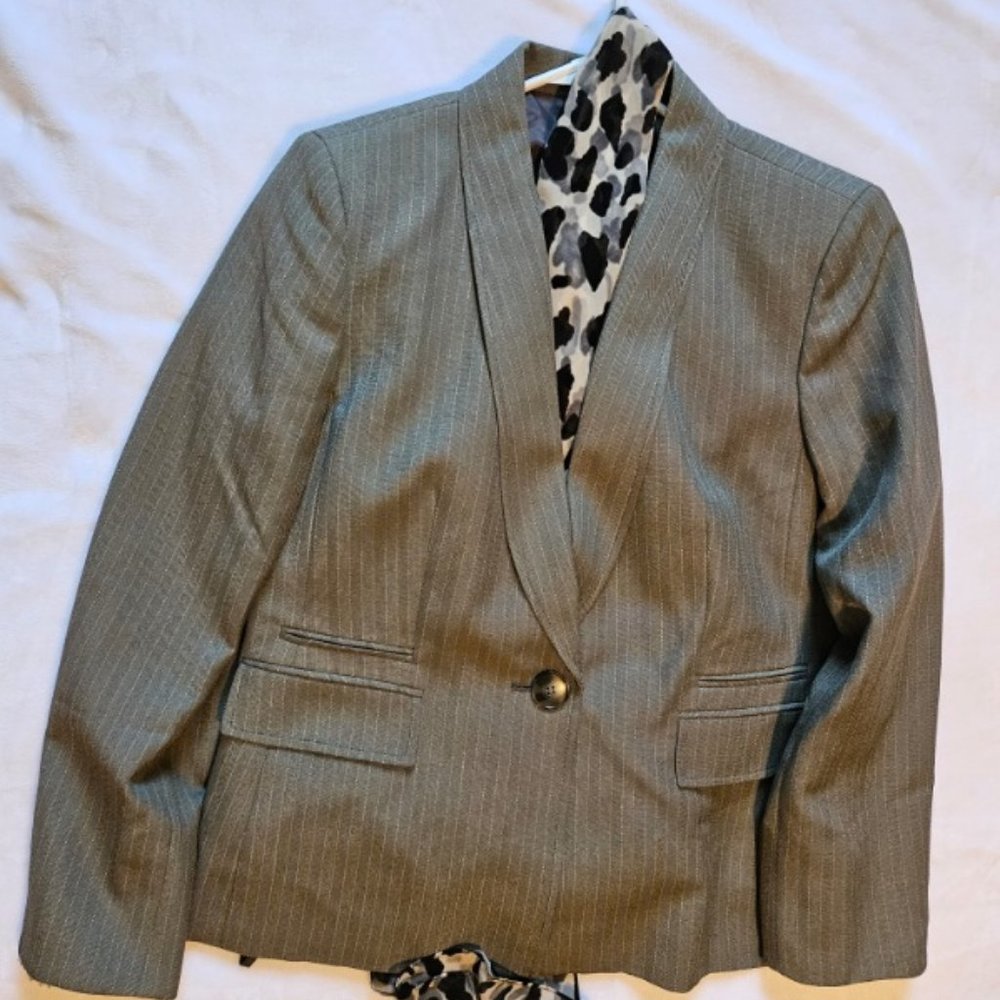 Le Suit women's business pantsuit, size 14p, gray with pinstripes